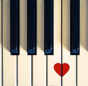 Pudelsi w Czerwonym Fortepianie