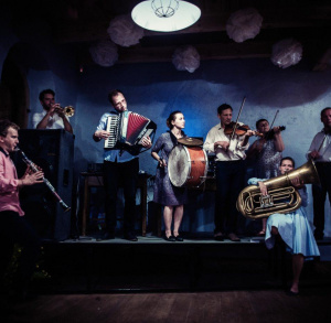 Tęgie Chłopy w Czerwonym Fortepianie