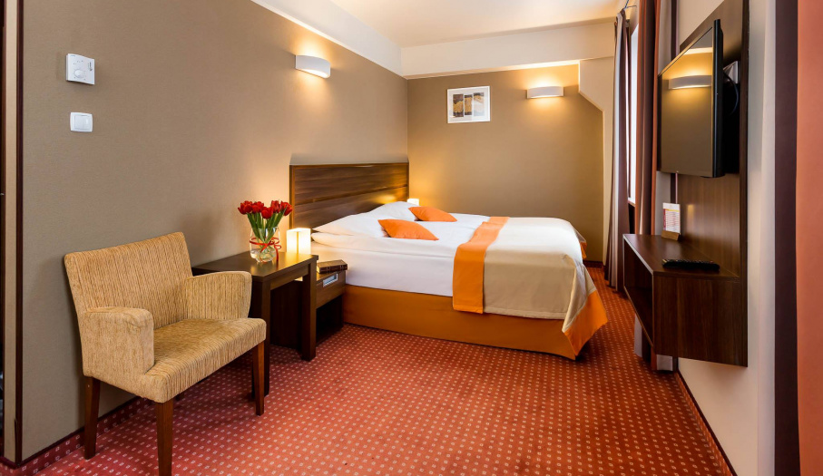Hotel Tęczowy Młyn - pokój z łóżkiem małżeńskim