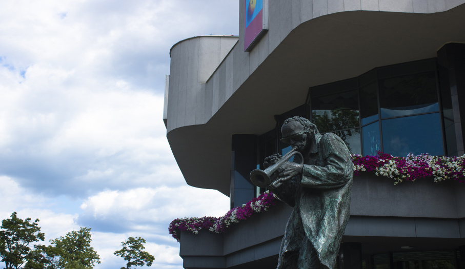 Pomnik Miles Davis przy Kieleckim Centrum Kultury